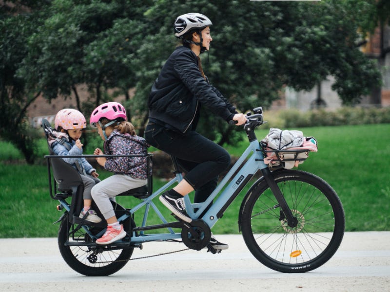 ALPA - Femmes a velo avec ses deux filles a l'arriere