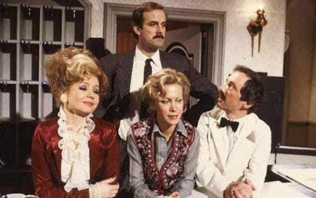 Cleese i reszta pracowników "Hotelu Zacisze"