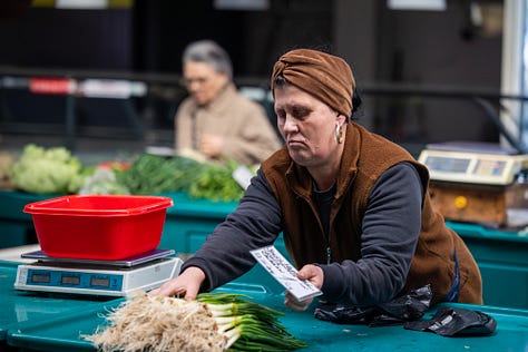 Această selecție urmărește legumele de sezon și felul în care piața devine, la început de aprilie, una dintre cele mai vii imagini ale primăverii urbane. Tarabele pline de verdețuri, salată, ridichi și ceapă verde vorbesc despre prospețime, despre ritmul sezonului și despre apropierea unei perioade în care aceste gusturi simple revin firesc pe mesele oamenilor.
