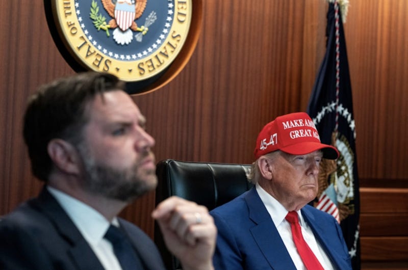 Tổng thống Mỹ Donald Trump và Phó tổng thống JD Vance tại Phòng Tình huống ở Nhà Trắng hôm 21/6 - Ảnh: Nhà Trắng/Reuters. Tổng thống Mỹ Donald Trump và Phó tổng thống JD Vance tại Phòng Tình huống ở Nhà Trắng hôm 21/6 - Ảnh: Nhà Trắng/Reuters.