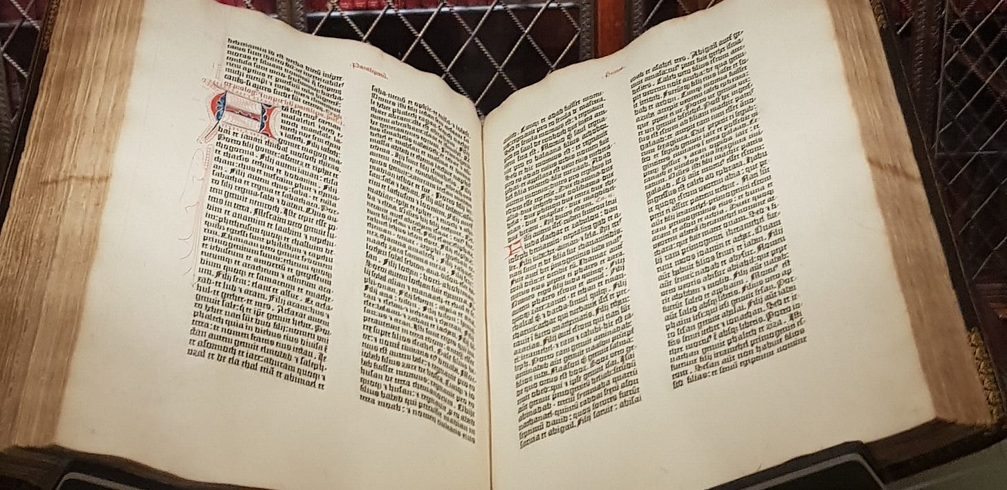 圖書館展示櫃中的古騰堡聖經與環繞書牆 圖書館展示櫃中的古騰堡聖經與環繞書牆