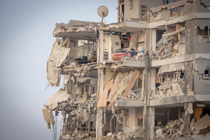 Hjemmefrontkommandostyrker på stedet der et ballistisk missil avfyrt fra Iran traff og forårsaket skade i Bat Yam, sentralt i Israel, 15 juni 2025. (Chaim Goldberg/Flash90) Hjemmefrontkommandostyrker på stedet der et ballistisk missil avfyrt fra Iran traff og forårsaket skade i Bat Yam, sentralt i Israel, 15 juni 2025. (Chaim Goldberg/Flash90)