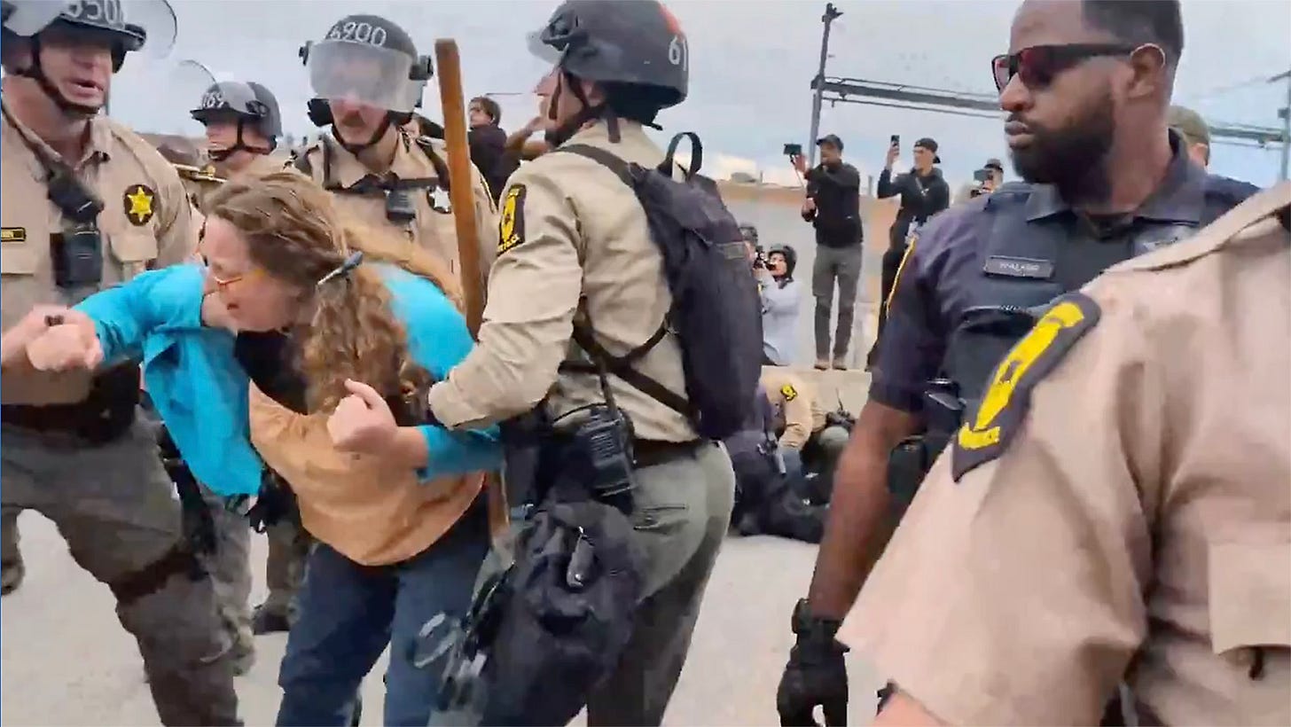 After clergy arrests, religious pushback to ICE expands in Chicago |  National Catholic Reporter