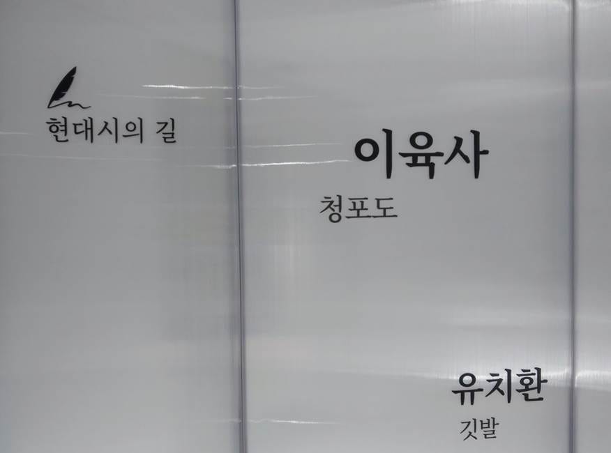 A close-up of a sign

AI-generated content may be incorrect.