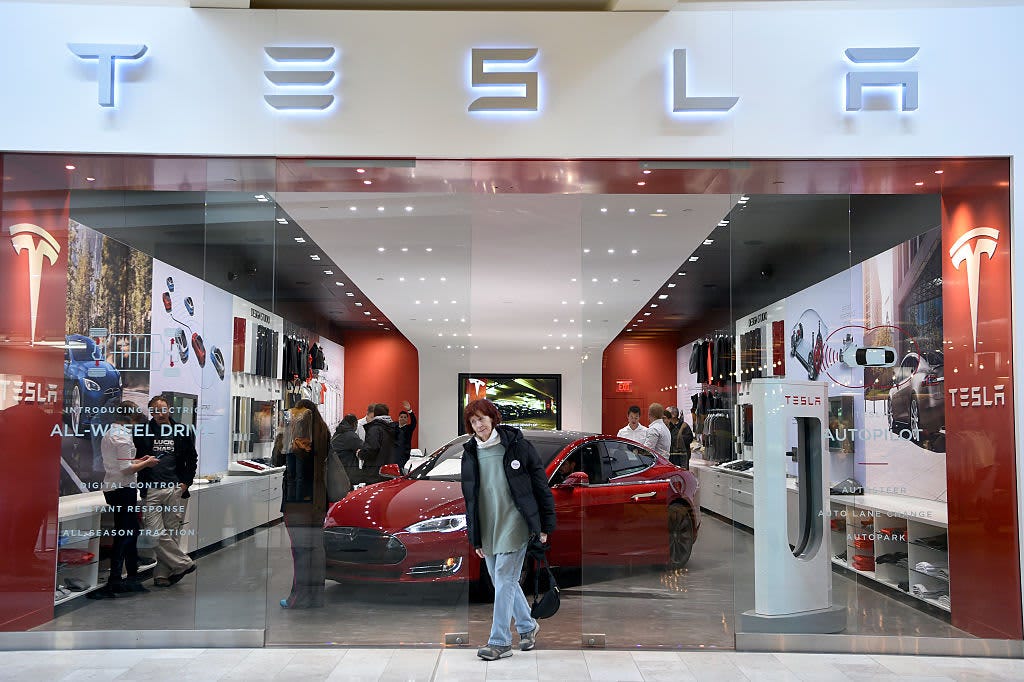 Tesla reportedly moving out of malls, a blow to shopping center owners Tesla reportedly moving out of malls, a blow to shopping center owners