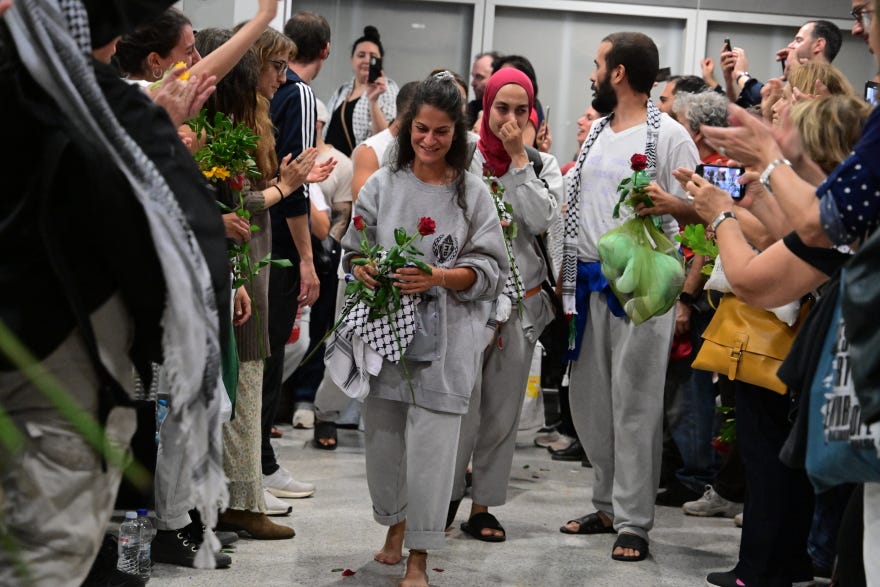 Ο Ευάγγελος Αποστολάκης υποδέχθηκε χθες τον γιο του στο αεροδρόμιο - Ήταν στους 27 συλληφθέντες στο Ισραήλ Ο Ευάγγελος Αποστολάκης υποδέχθηκε χθες τον γιο του στο αεροδρόμιο - Ήταν στους 27 συλληφθέντες στο Ισραήλ