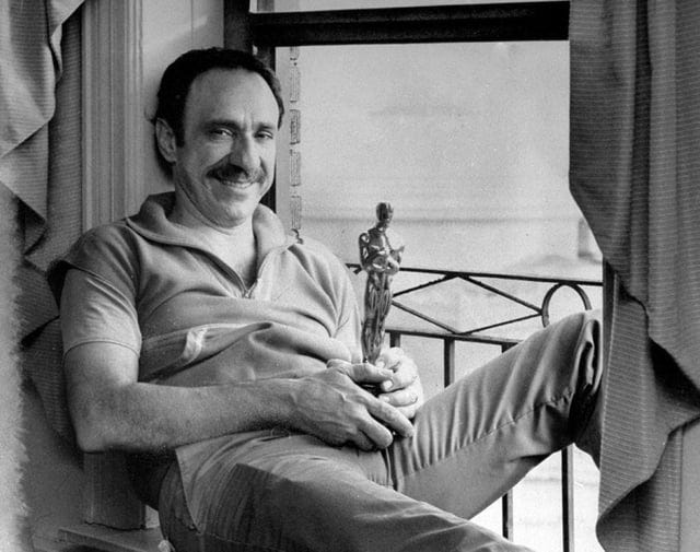 r/OldSchoolCool - F. Murray Abraham with his Oscar, 1985