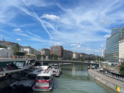 aeropuerto, estación de tren, plazas, ríos, iglesias