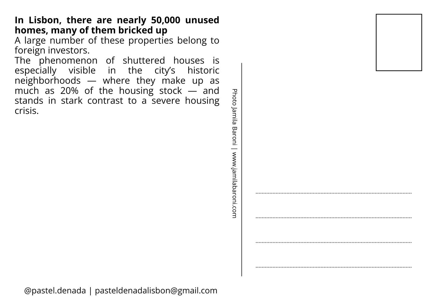 Retro di una cartolina con testo informativo sulla crisi abitativa a Lisbona. Il layout è diviso in due: a sinistra il testo, a destra lo spazio per l'indirizzo. Al centro, in verticale, il credito 'Photo Jamila Baroni'.