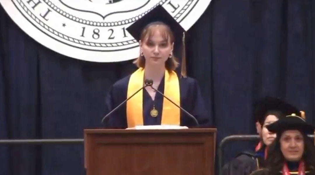 Um graduado da faculdade faz um discurso de formatura