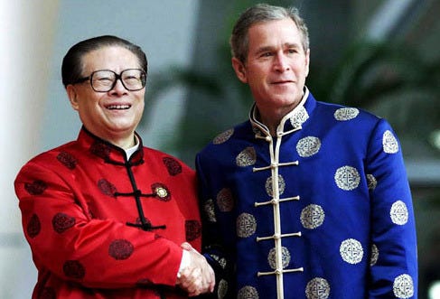 2001年:江泽民主席穿唐装上海迎接布什(组图)-搜狐新闻 2001年:江泽民主席穿唐装上海迎接布什(组图)-搜狐新闻