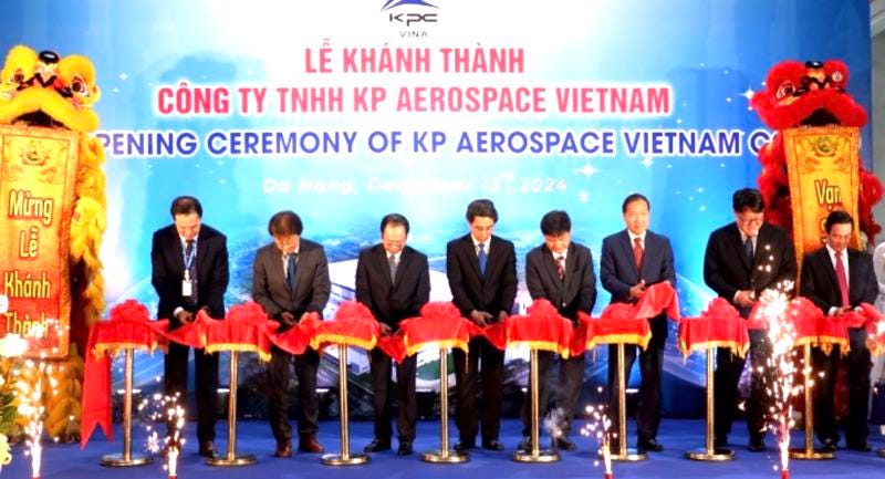 Lãnh đạo TP. Đà Nẵng và Công tyCông ty KP Aerospace Vietnam thực hiện nghi thức khánh thành Dự án Nhà máy sản xuất linh kiện Hàng không KP Vina đã hoàn thành giai đoạn 1. Lãnh đạo TP. Đà Nẵng và Công tyCông ty KP Aerospace Vietnam thực hiện nghi thức khánh thành Dự án Nhà máy sản xuất linh kiện Hàng không KP Vina đã hoàn thành giai đoạn 1.