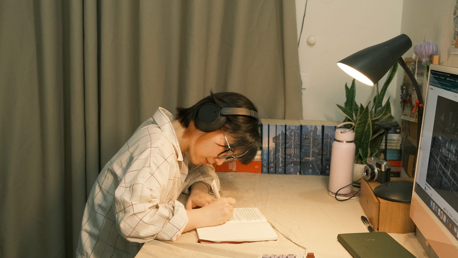 chungwithu girl is writing viết mỗi ngày