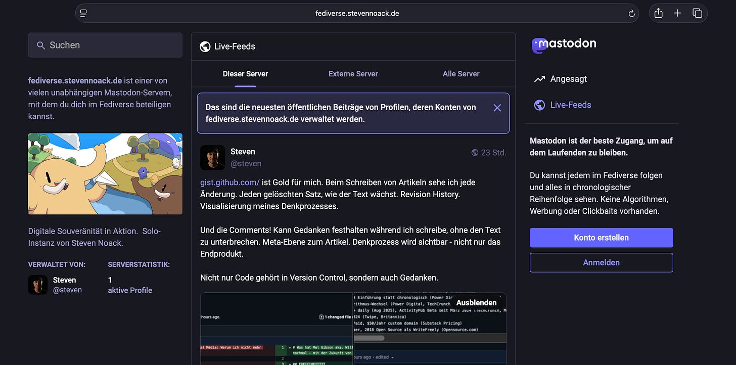 Screenshot der Mastodon-Instanz fediverse.stevennoack.de: Solo-Instanz mit einem aktiven Profil (Steven), Live-Feed zeigt einen Post über GitHub Gist als Schreibtool und Revision History. Links die Instanz-Beschreibung 'Digitale Souveränität in Aktion' mit buntem Dino-Illustration. Screenshot der Mastodon-Instanz fediverse.stevennoack.de: Solo-Instanz mit einem aktiven Profil (Steven), Live-Feed zeigt einen Post über GitHub Gist als Schreibtool und Revision History. Links die Instanz-Beschreibung 'Digitale Souveränität in Aktion' mit buntem Dino-Illustration.