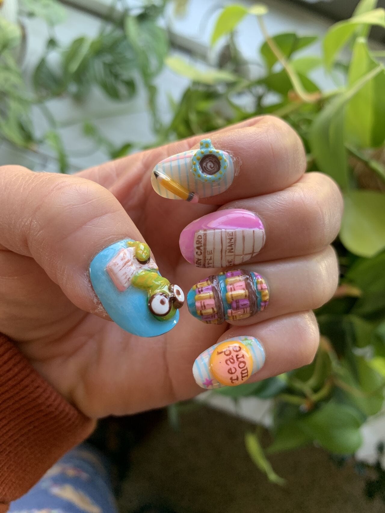 May be an image of one or more people, fingernails, owl, snowman, Easter egg and text that says '2 Teac BC ΜΟλΟ ca mOTe'