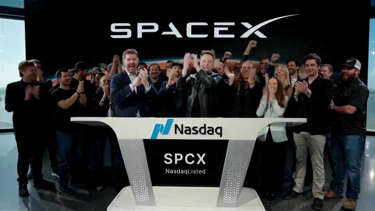 Así celebró Elon Musk el momento en que SpaceX debutó en la bolsa, lo que  lo convirtió en el primer billonario