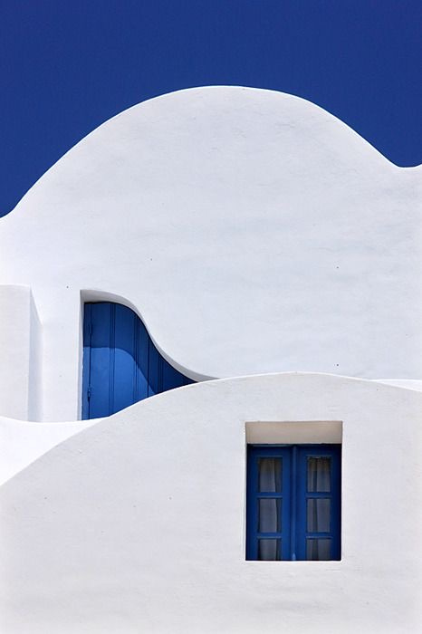 The blue and white buildings of Santorini, the colourful townhouses of Notting Hill in London, and the red and orange adobe houses in the American Southwest, reflecting the cultural and historical context of the place through their choice of colours, creating visually striking landscapes that relate to the surrounding environment.