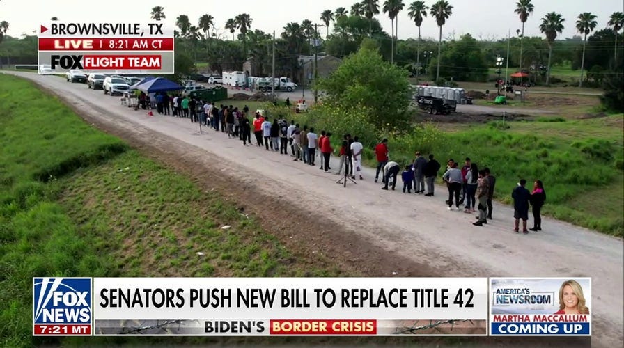 Fox News footage captures hundreds of migrants crossing into Texas as Title 42's end approaches | Fox News Fox News footage captures hundreds of migrants crossing into Texas as Title 42's end approaches | Fox News