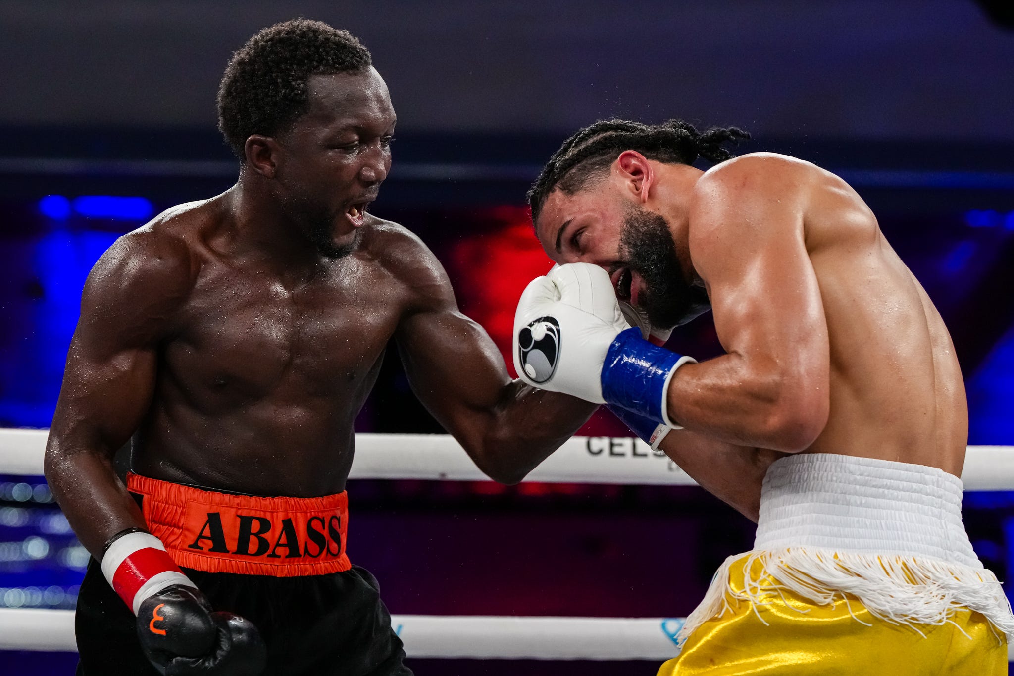 Baraou upsets Tellez for interim 154 belt in fight of the year candidate