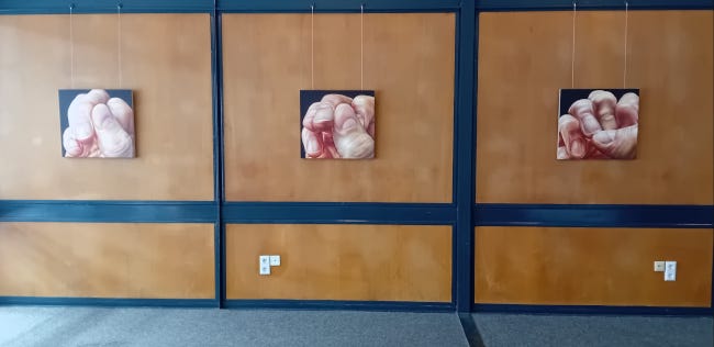 3 peintures exposées à Berlin montrant les mains en très, très gros plan car en plus, c'est une série