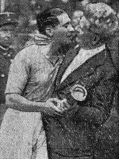 File:Finale de la Coupe du monde de football 1938, Giuseppe Meazza reçoit l'accolade de Vittorio Pozzo.jpg - Wikimedia Commons File:Finale de la Coupe du monde de football 1938, Giuseppe Meazza reçoit l'accolade de Vittorio Pozzo.jpg - Wikimedia Commons