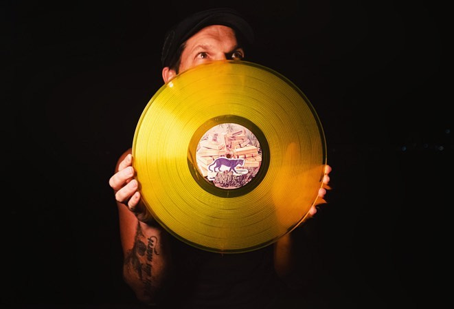 Puede ser una imagen de una persona y tocadiscos