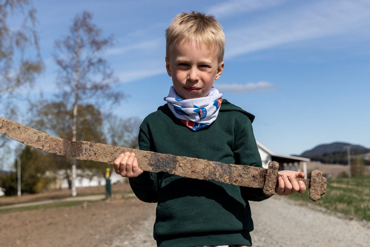 🇳🇴Hail King Henrik Refsnes Mørtvedt the First, Sword-Puller of Norway! ⚔️ The boy didn't just find any old rusty stick on that school trip near Tingelstad/Brandbu — he yanked a 1,300-year-old single-edged 🇳🇴Hail King Henrik Refsnes Mørtvedt the First, Sword-Puller of Norway! ⚔️ The boy didn't just find any old rusty stick on that school trip near Tingelstad/Brandbu — he yanked a 1,300-year-old single-edged