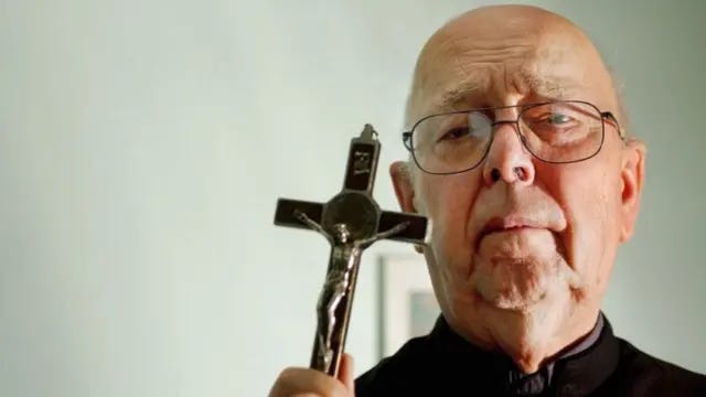 L'exorciste du pape" : L'histoire de Gabriele Amorth, le prêtre italien qui  a inspiré le nouveau film de Russell Crowe - BBC News Afrique