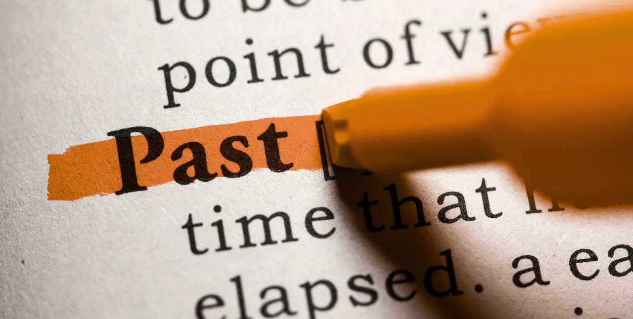 Parola “Past” evidenziata in arancione su una pagina, simbolo del potere della memoria, del passato e delle sue distorsioni cognitive.