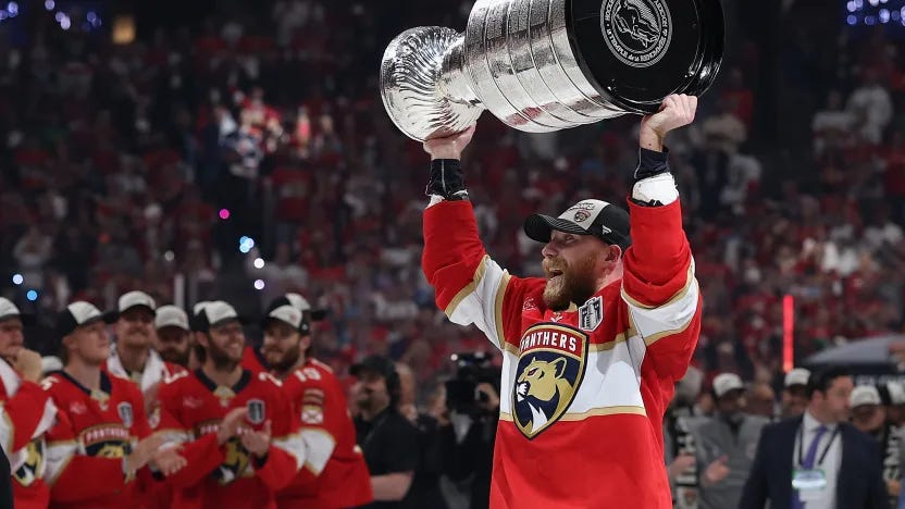 Bennett lifts the Stanley Cup Bennett lifts the Stanley Cup