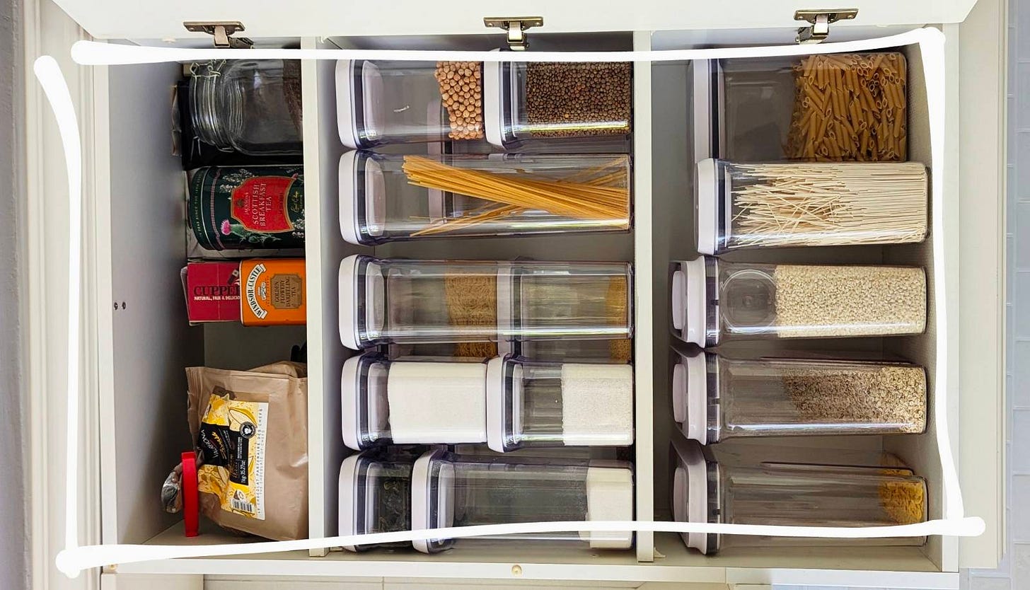 botes con distintos alimentos