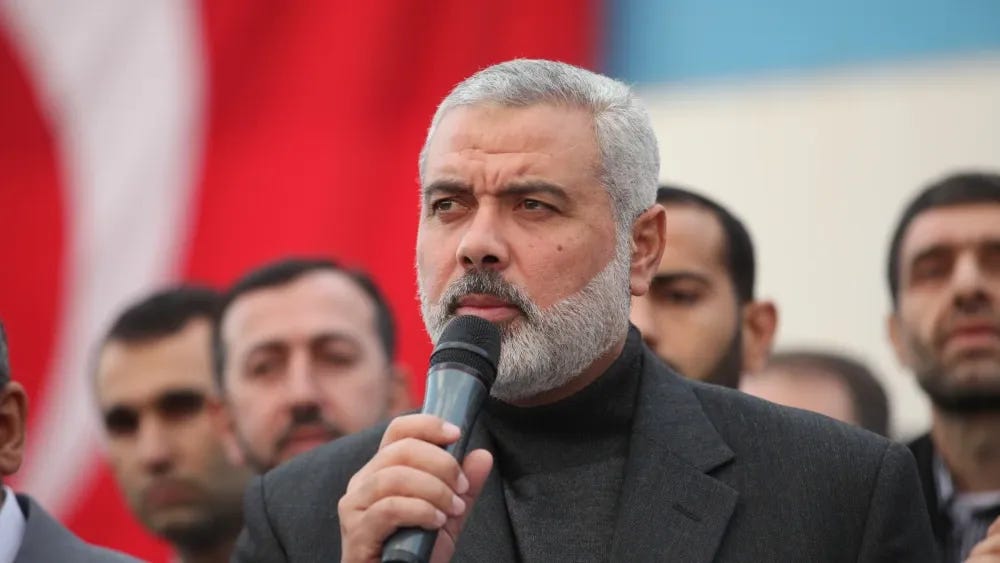 O falecido líder do Hamas Ismail Haniyeh durante visita ao navio Mavi Marmara em Istambul em 2 de janeiro de 2012. Shutterstock