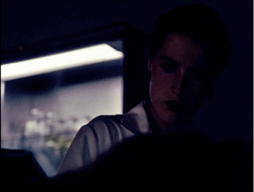 Scully observes a strange green glow around the dead woman's mouth and nose. Scully observes a strange green glow around the dead woman's mouth and nose.