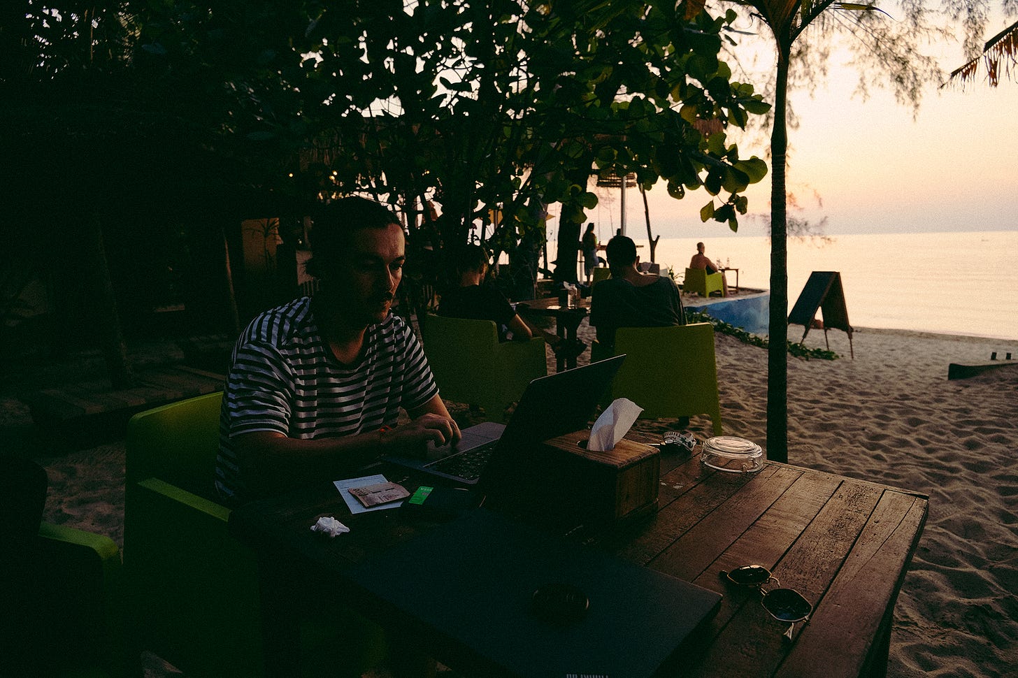 Bastidores da gravação de uma publi na Tailândia (óbvio que na Tailândia) cujo briefing era mostrar o lifestyle de um nômade digital; levei o laptop pra praia justamente para zoar o estereótipo, mas não sei se as pessoas entenderam na época; bom, caso você tenha visto essa publi em 2023, tudo não passou de uma zoação bem-remunerada. Bastidores da gravação de uma publi na Tailândia (óbvio que na Tailândia) cujo briefing era mostrar o lifestyle de um nômade digital; levei o laptop pra praia justamente para zoar o estereótipo, mas não sei se as pessoas entenderam na época; bom, caso você tenha visto essa publi em 2023, tudo não passou de uma zoação bem-remunerada.