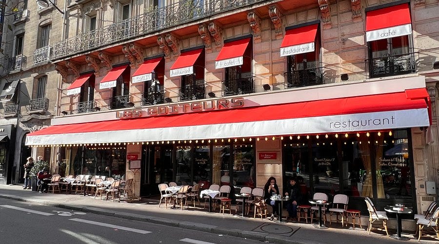C'est dans le quartier de l'Odéon que bat le cœur littéraire de Paris. C'est là tout naturellement que s'est ouvert le café restaurant Les Éditeurs. Restau-bibliothèque ou biblio-restaurant ? Difficile de définir en un mot Les Éditeurs. C'est à la fois un café, un restaurant, un bar très lounge, un salon de thé, une bibliothèque… soit 200 places réparties sur deux niveaux au carrefour de l'Odéon et de Saint-Germain-des-Prés.