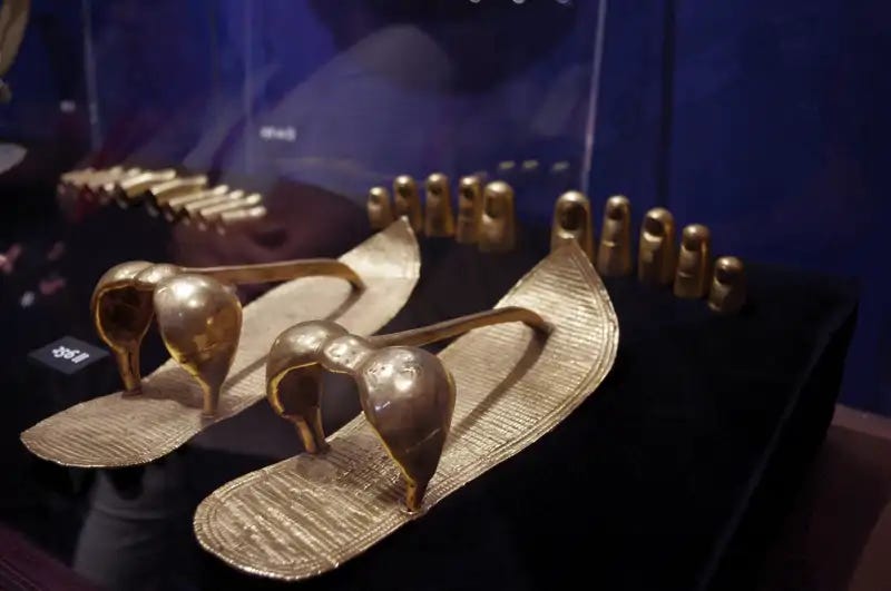 Réplicas de las sandalias de oro y punteras para los dedos hallados en la momia de Tutankamón. Réplicas de las sandalias de oro y punteras para los dedos hallados en la momia de Tutankamón.