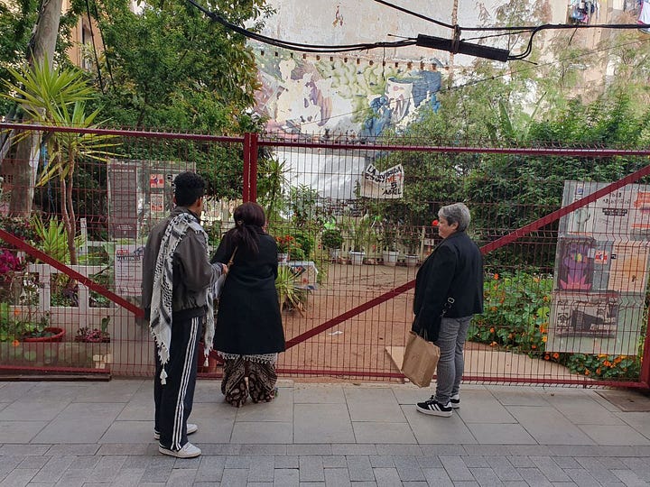 Three people are standing in front of a large, red gate. Through the gate we see plants, a fairy light, and painted walls. The other foto shows yellow fruits and two hands holding them.