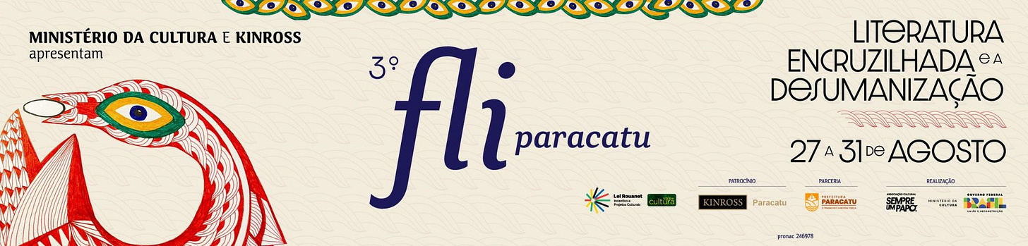 #descrevemospravocê  3º FLI Paracatu – Literatura, encruzilhada e a desumanização. De 27 a 31 de agosto.  A imagem é um banner de divulgação do 3º Festival Literário de Paracatu, com fundo bege claro e textura de linhas onduladas suaves. À esquerda, há uma ilustração colorida de um pássaro com penas em vermelho e branco, bico aberto e um grande olho azul, verde e amarelo, com detalhes em preto, em estilo de arte popular. Na parte superior, está escrito em preto: “Ministério da Cultura e Kinross apresentam”. No centro, o logo do festival traz “3º FLI” em letras grandes e roxas e “Paracatu” em roxo menor, à direita. No canto direito, em letras pretas, está o tema do evento: “Literatura, encruzilhada e a desumanização”, seguido das datas “27 a 31 de agosto” em letras pretas e cinza, com destaque para “agosto” em letras grandes. Na parte inferior, há logos dos apoiadores e realizadores: Lei Rouanet, Kinross, Prefeitura de Paracatu, Associação Cultural Sempre Um Papo, Ministério da Cultura e Governo Federal, além do número Pronac 246978. Na borda superior, há uma faixa decorativa com padrões de olhos coloridos em verde, amarelo e roxo. O card une elementos culturais e artesanais, transmitindo a força da literatura e da cultura no interior de Minas Gerais.
