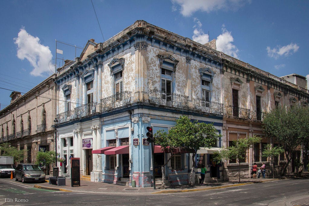 Fincas en mal estado de conservación en el centro de Guadalajara