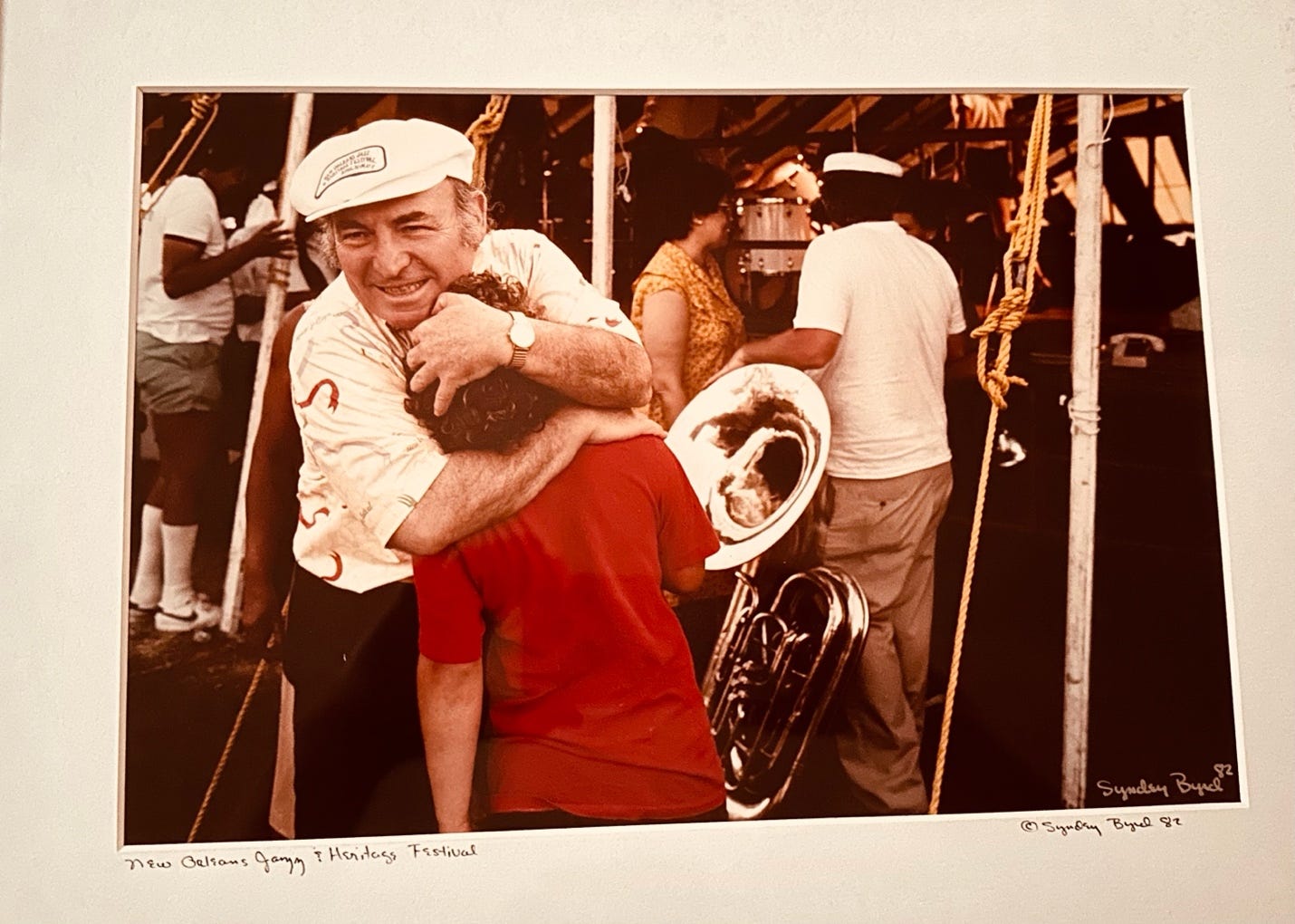 A person hugging a person

AI-generated content may be incorrect.