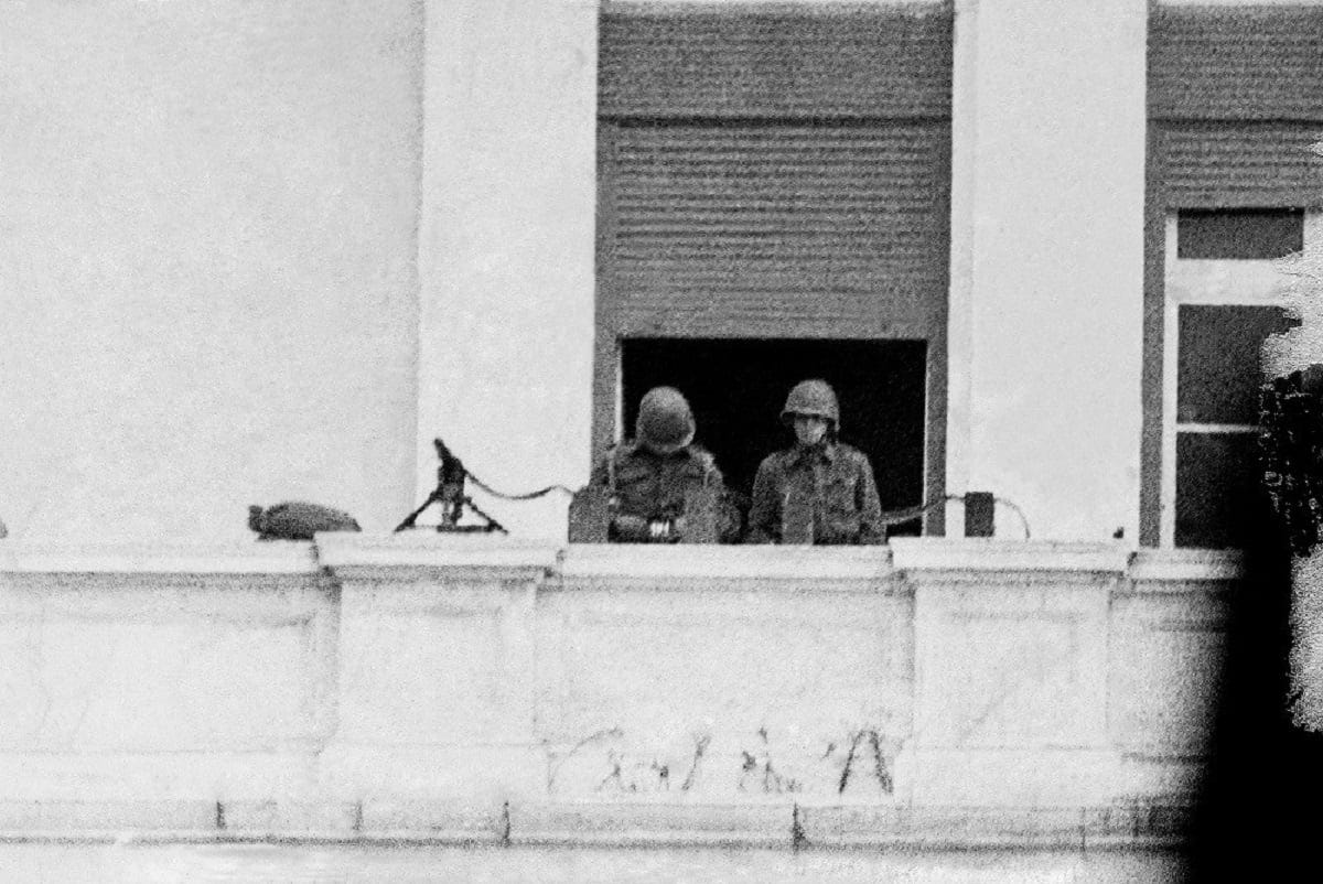 21η Απριλίου 1967: Αυτή είναι η πρώτη ιστορική φωτογραφία - Όταν η Χούντα κατέλυσε τη Δημοκρατία 21η Απριλίου 1967: Αυτή είναι η πρώτη ιστορική φωτογραφία - Όταν η Χούντα κατέλυσε τη Δημοκρατία
