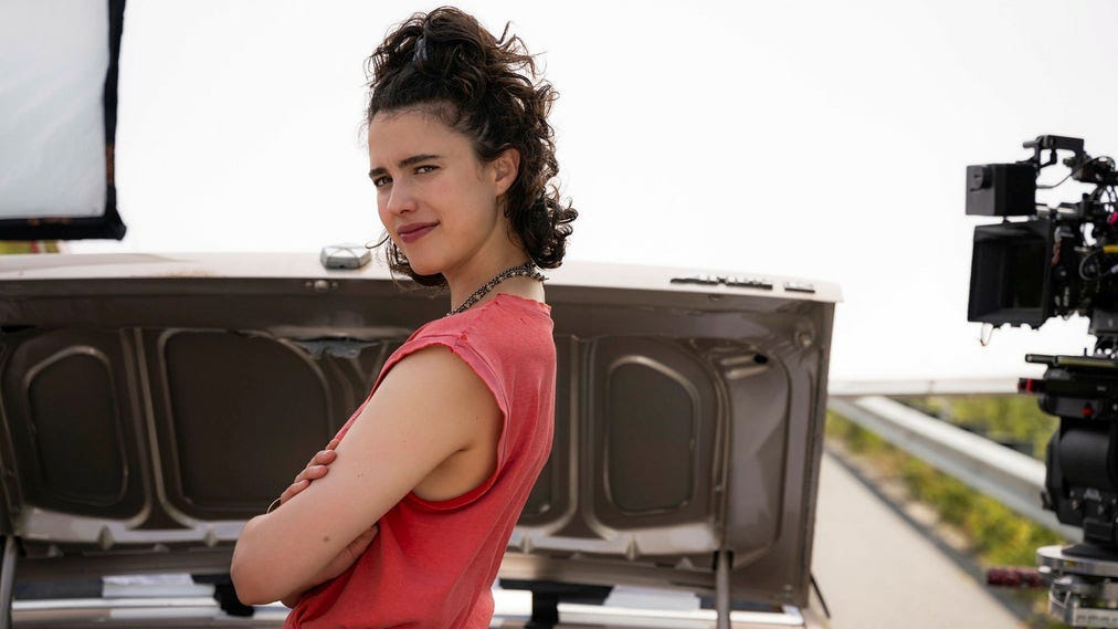 Margaret Qualley under inspelningen av ”Drive-away dolls”.