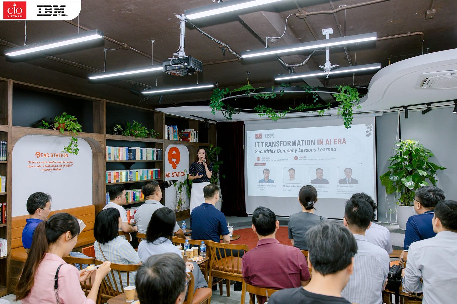 Có thể là hình ảnh về một hoặc nhiều người và văn bản Có thể là hình ảnh về một hoặc nhiều người và văn bản