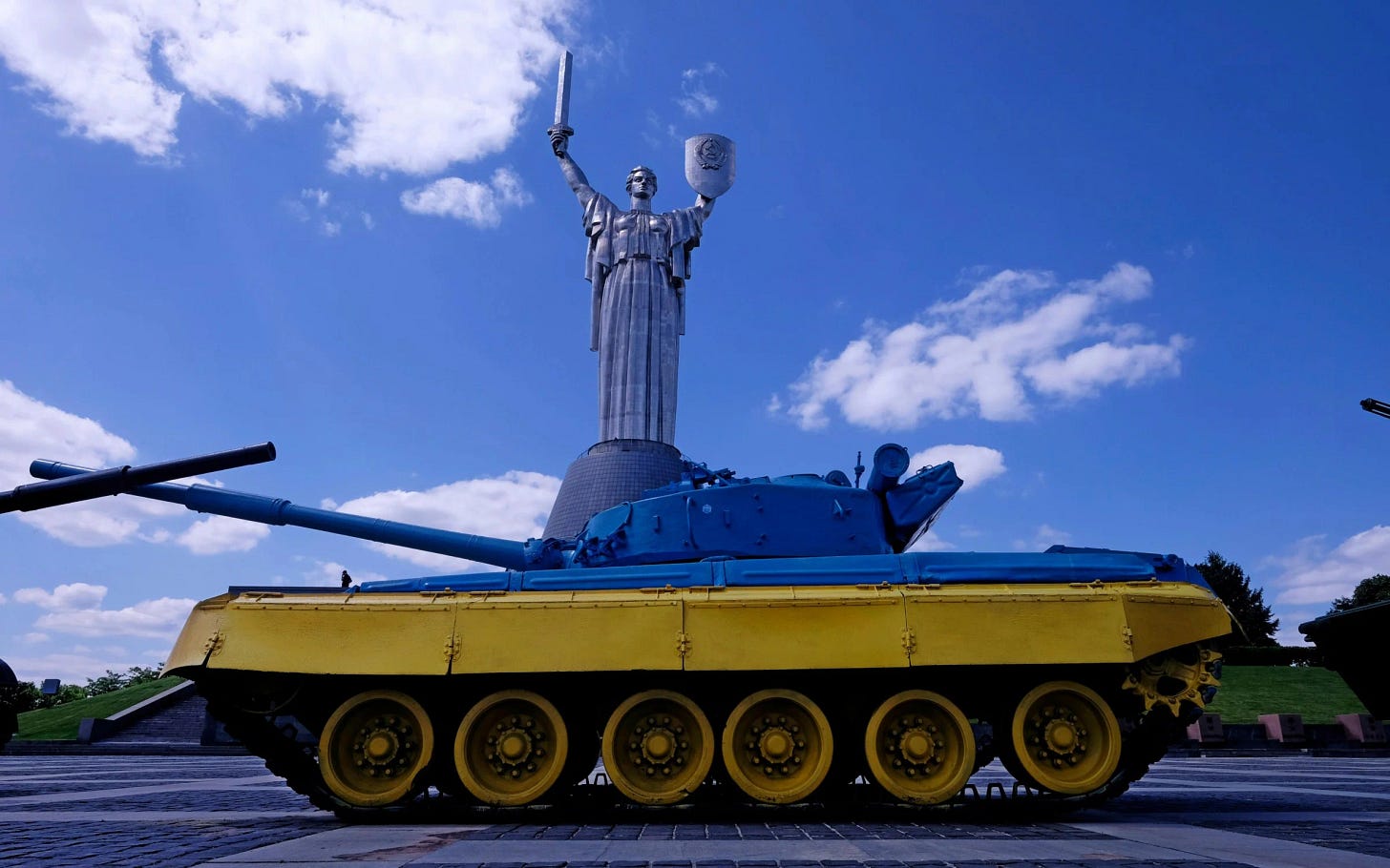  A Russian T-64 tank painted in the colours of the Ukrainian flag with Kyiv's Motherland Monument in background. Via Alamy Stock Photo