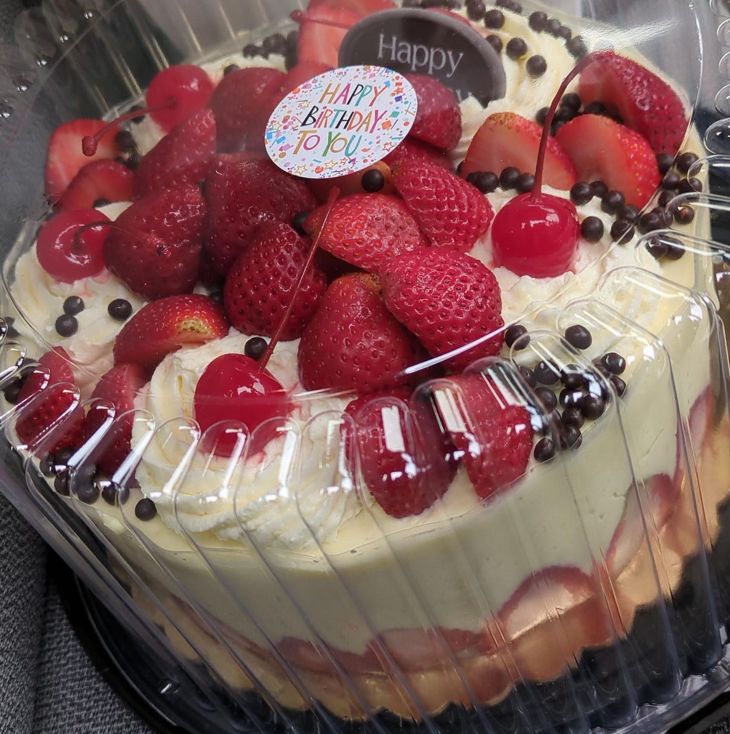 Whole cake stopped with strawberries and cherries
