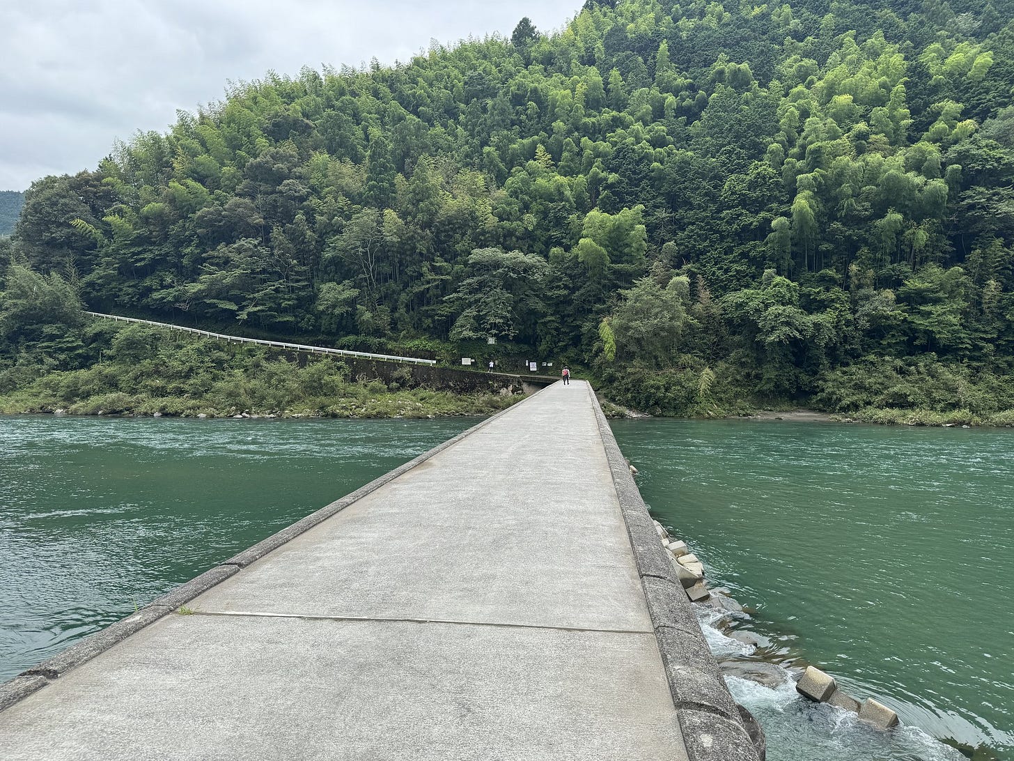 付近の沈下橋の風景。川の色が素敵 付近の沈下橋の風景。川の色が素敵