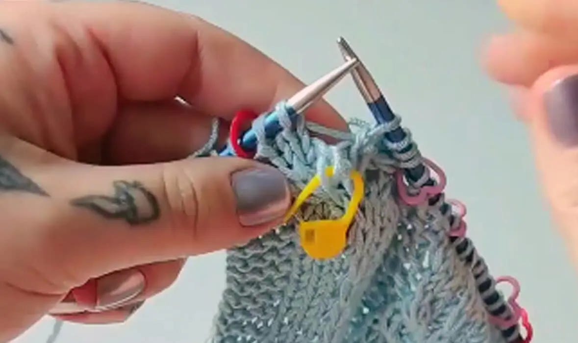 hands holding knitting needles