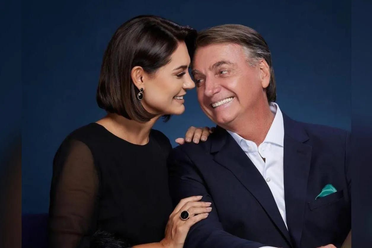 Bolsonaro e Michelle cobram na Justiça que Lula se retrate por falas sobre  móveis do Alvorada | O Popular