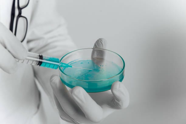handen håller laboratorieutrustning - dna contamination bildbanksfoton och bilder