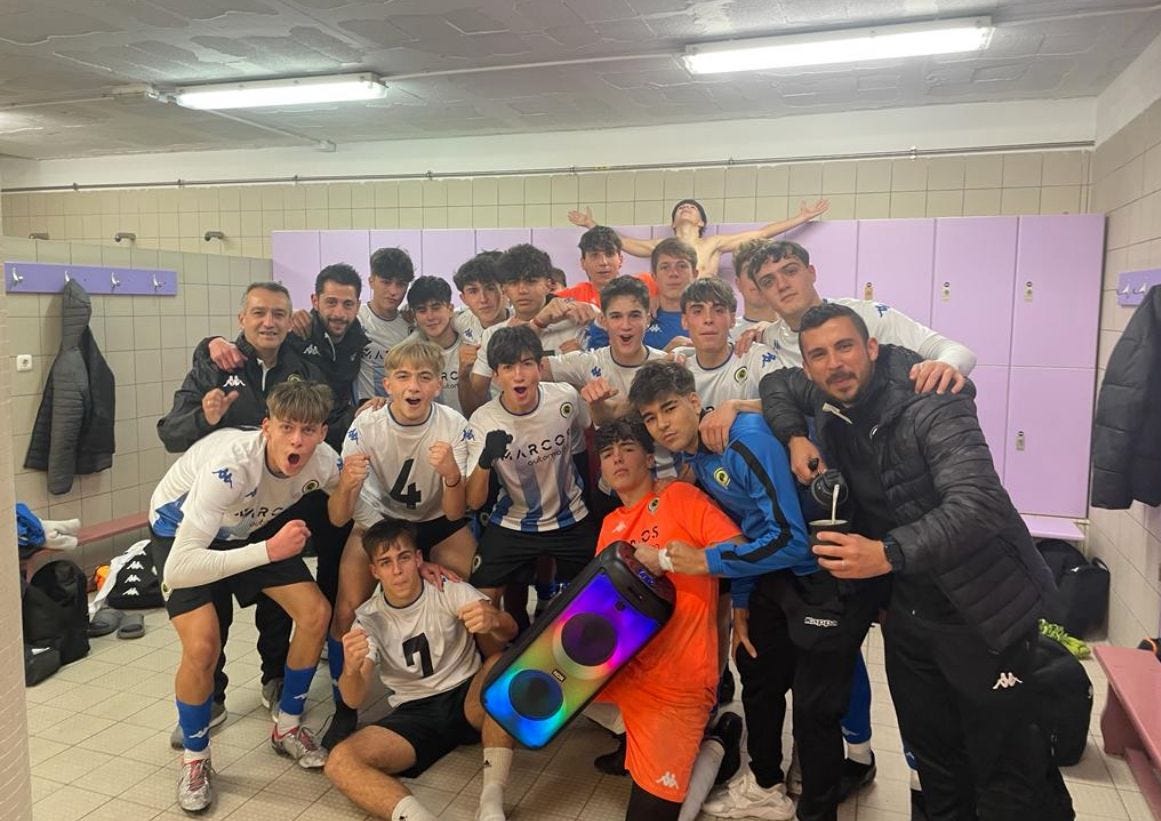 Juvenil B celebrando la victoria en el vestuario